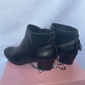 Crown Vintage Rena Black Leather Ankle  Boots with bow in back.  Size 8M